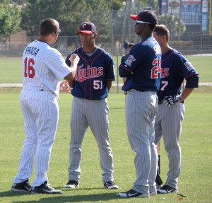 Beloit manager Nelson Prada chats with Eddie Rosario, Miguel Sano and Daniel Ortiz