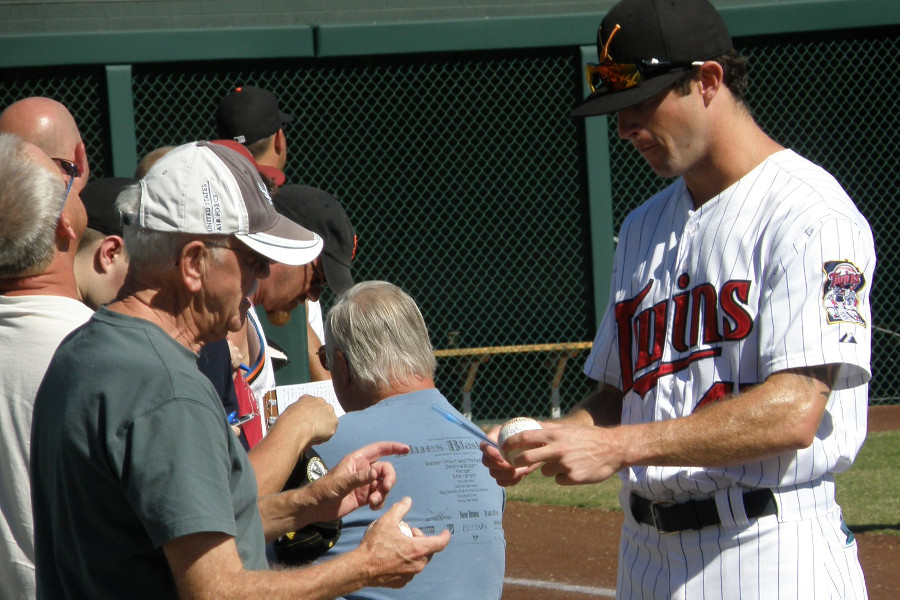 Jake Reed signing autographs