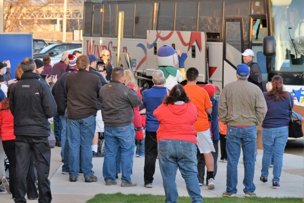 Manager Jake Mauer steps off the bus to the applause of local fans. (Photo: SD Buhr)